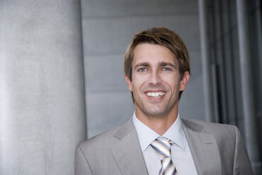 Businessman leaning on wall, close-up, portrait - WESTF02492