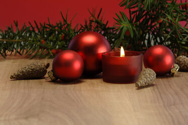 Weihnachtsdekoration mit brennender Kerze und Christbaumkugeln - ASF02511