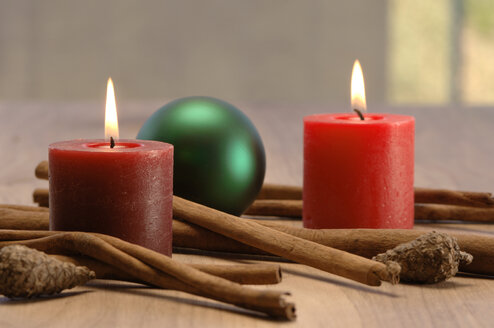 Weihnachtsdekoration mit brennender Kerze und Zimtstangen - ASF02501