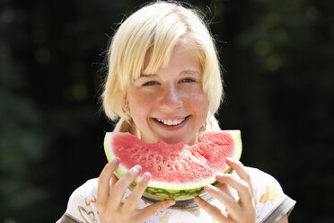 Teenager-Mädchen (13-15) isst Wassermelone, Nahaufnahme, Porträt - WESTF01695