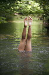 Beine eines jugendlichen Mädchens (13-15) im Fluss - WESTF01691