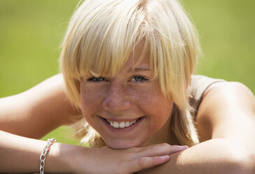 Jugendliches Mädchen (13-15) lächelnd, Porträt, Nahaufnahme - WESTF01674