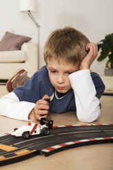 Junge (6-7) spielt mit Spielzeugautos - RDF00141