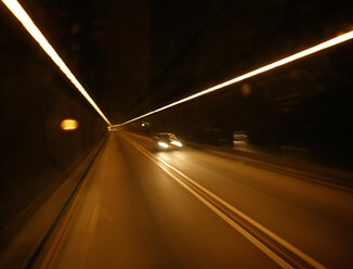 Auto im Tunnel, (unscharfe Bewegung) - KMF00524