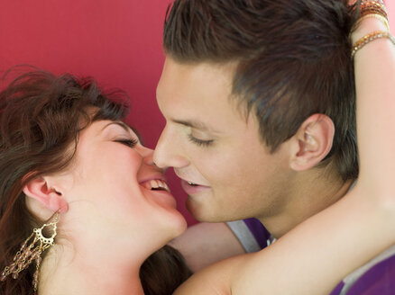 Young couple kissing, close-up, elevated view - KMF00364