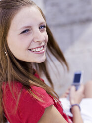 Teenager-Mädchen mit Handy, Porträt - KMF00333