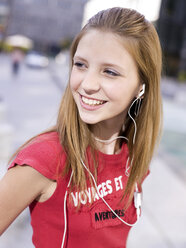 Teenage girl using mp3 player - KMF00331