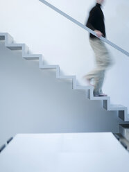 Mann geht eine Treppe hinunter, Seitenansicht - KM00499