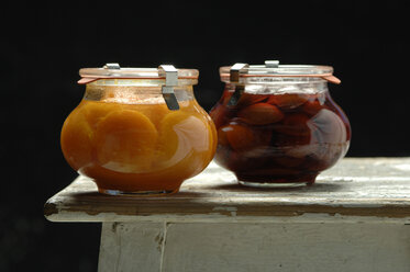 Aprikosen- und Pflaumenkompott im Glas - ASF02574
