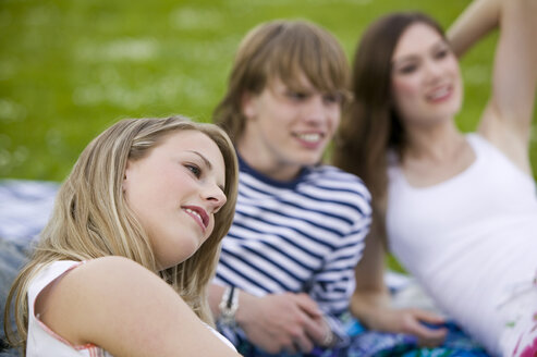 Teenager auf Picknickdecke liegend - KMF00272