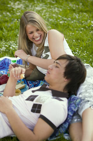 Teenager beim Picknick, lizenzfreies Stockfoto