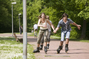 Teenagers inline skating - KMF00202