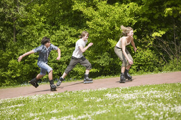 Teenagers inline skating - KMF00201