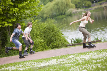 Teenagers inline skating - KMF00200