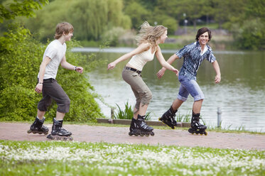 Teenagers inline skating - KMF00198