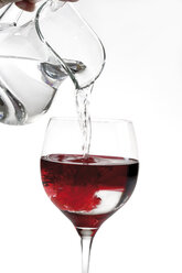 Hand gießt Wasser in ein Weinglas, Nahaufnahme - 05135CS-U