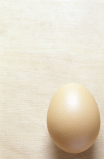 Egg on table, close-up - COF00033