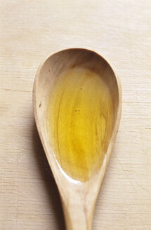Oil on cooking spoon, close-up - COF00012