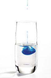Glas mit blauer und klarer Flüssigkeit, Nahaufnahme - 05199CS-U