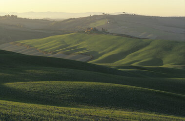 Italien, Toskana, Gehöft in der Landschaft - HSF00980