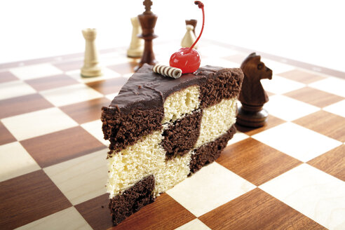 Piece of chess cake on chess board - 05215CS-U