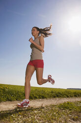 Junge Frau beim Joggen, tiefer Blickwinkel - WESTF02599