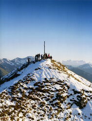Österreich, Alpen, Menschen auf Berggipfel - MSF01958