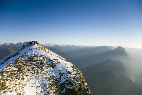 Österreich, Alpen, Menschen auf Berggipfel, lizenzfreies Stockfoto