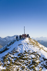 Österreich, Alpen, Menschen auf Berggipfel - MSF01953