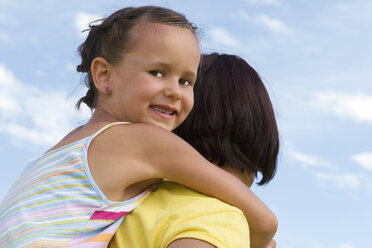 Mother carrying daughter on back, portrait - LDF00344