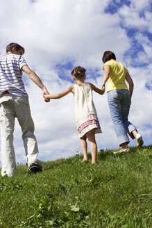 Eltern mit Tochter, Hand in Hand, Rückansicht - LDF00323