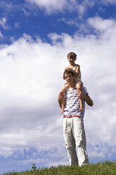 Father with daughter on shoulders - LDF00320