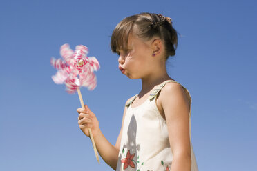 Mädchen(7-9) beim Blasen einer Pusteblume, Porträt - LDF00306