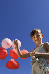 Mädchen (7-9) hält ein Bündel Luftballons - LDF00297