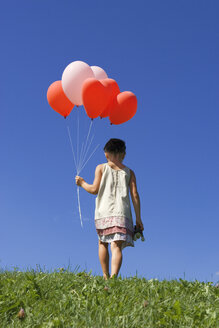 Mädchen (7-9) hält ein Bündel Luftballons, Rückansicht - LDF00292