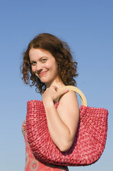 Young woman with shoulder bag, side view, close-up, portrait - LDF00232