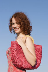 Young woman with shoulder bag, side view, close-up, portrait - LDF00230