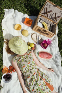 Junge Frau auf Picknickdecke liegend, Draufsicht - LDF00207