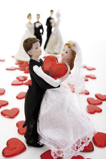 Hochzeitspaar-Figuren auf roten Herzen, Nahaufnahme - 05262CS-U