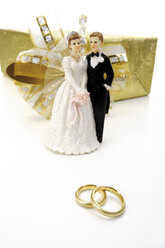 Hochzeitspaar zwischen Hochzeitsgeschenk und Eheringen - 05242CS-U