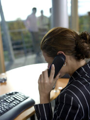 Geschäftsfrau im Büro - WESTF02850