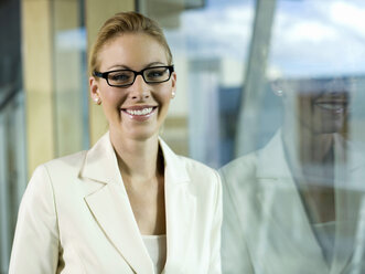 Young businesswoman wearing spectacles, portrait - WESTF02826