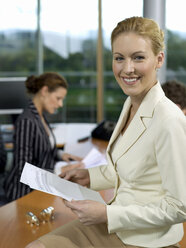 Geschäftsfrauen im Büro, lächelnd - WESTF02816