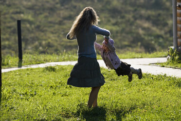 Mother playing with daughter, side view - WESTF03010