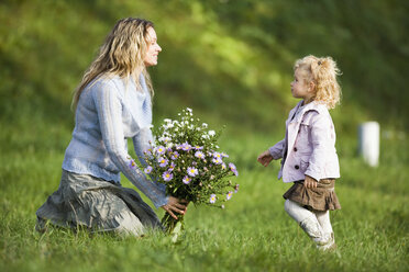 mutter und Tochter mit einem Blumenstrauß, Seitenansicht - WESTF03007