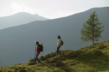 Junges Paar beim Wandern in den Bergen - BABF00199