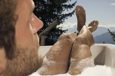 Junger Mann in der Badewanne liegend - BABF00161