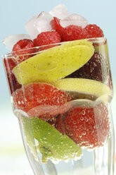 Früchte in einem Glas Wasser, Nahaufnahme - ASF02591