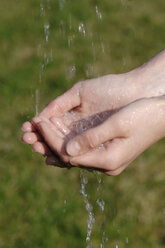 Person hält Hände unter Wasserstrahl - CRF01056