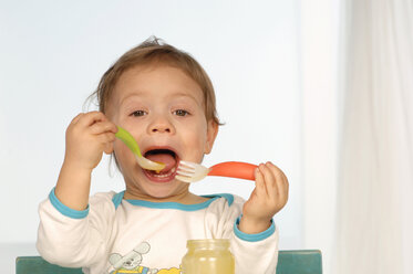 Girl (2-4) eating - CRF01038